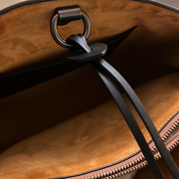 Coach Cooper  Carryall black smoke free environment rose is not included - Picture 5 of 12